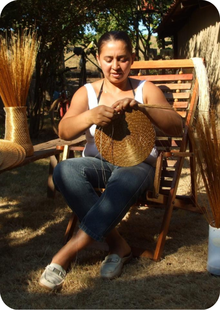 Artesã Artesã criando mandala de Capim Dourado do Jalapão