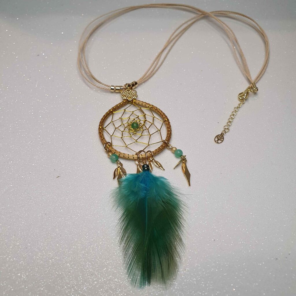CO23-1 Colar prendedor de sonhos em capim dourado com pena azul e verde
