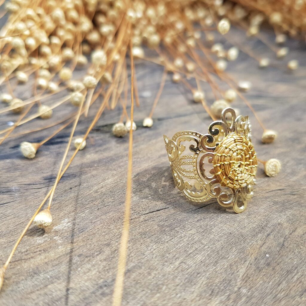 CAAN095-AN04 Anel de Capim Dourado